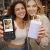 Przyjaciółki z telefonem i fioletową Liene Pearl N200 Pro