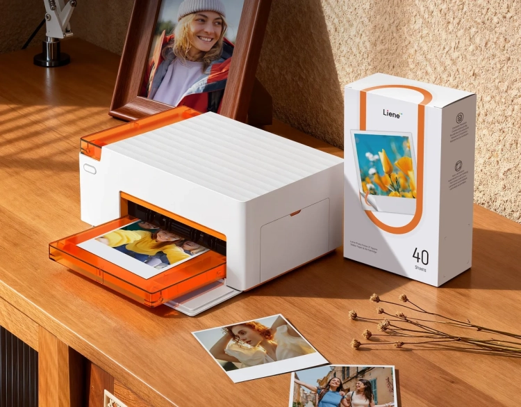 Liene Amber M110 na komodzie z paczką naklejek 3×3" i zdjęciami