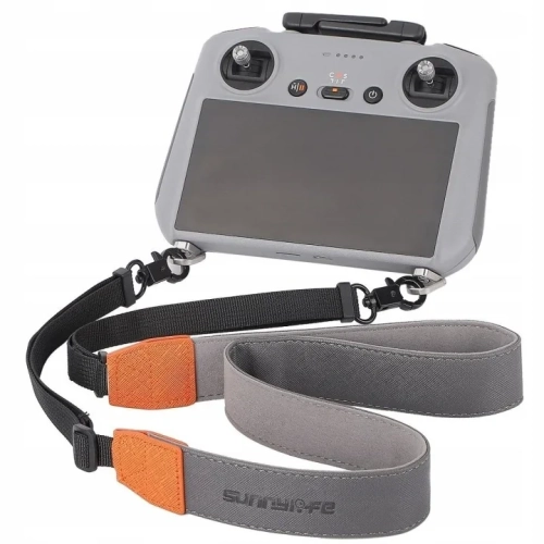 Pasek na szyję Sunnylife przypięty do kontrolera DJI