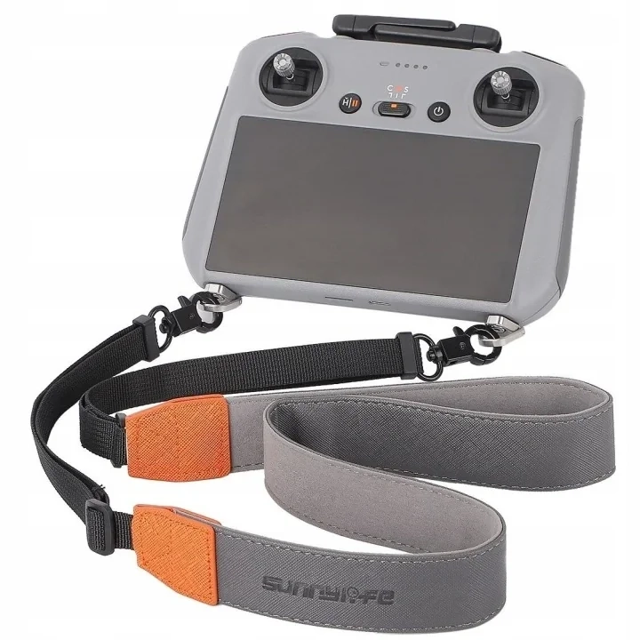 Pasek na szyję Sunnylife przypięty do kontrolera DJI