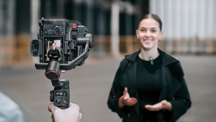 Prezenterka nagrywana aparatem na gimbalu Hohem iSteady MT3 z wyświetlaczem OLED