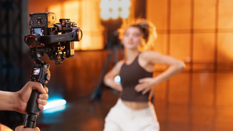Hohem iSteady MT3 Pro z pilotem na uchwycie podczas nagrania tancerki w studiu