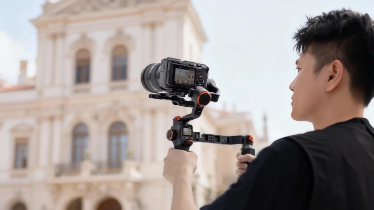 Twórca filmuje kamienicę z Hohem iSteady MT3 Pro Kit na uchwycie Twist Handle