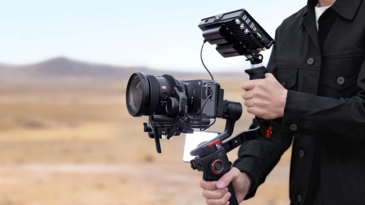 Hohem iSteady MT3 Pro Kit z monitorem na uchwycie i silnikiem Spot Mini przy obiektywie