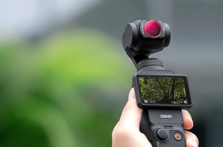 DJI Osmo Pocket 3 z filtrem K&F Concept w dłoni w plenerze