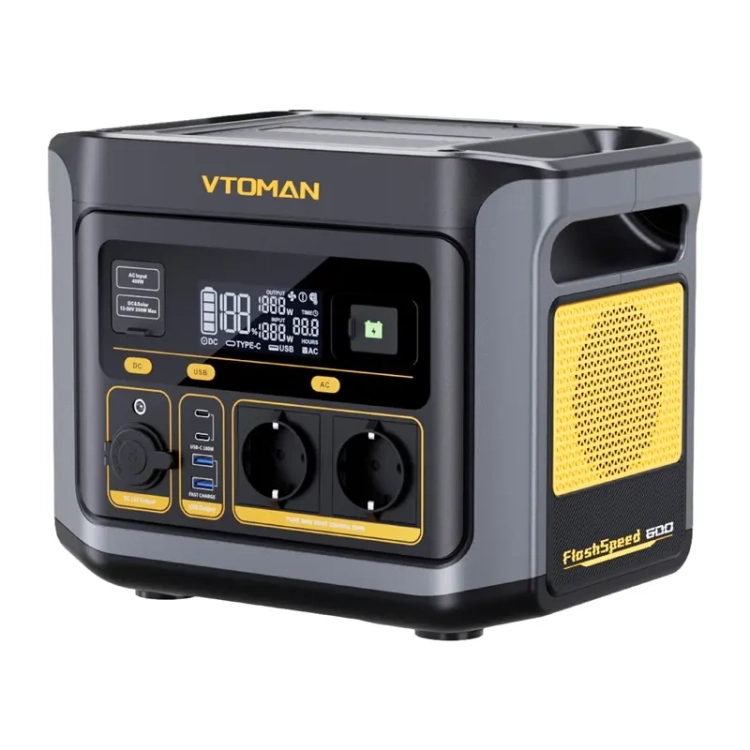 VTOMAN FlashSpeed 600 pod kątem z lewej, widać kratkę wentylatora i gniazda