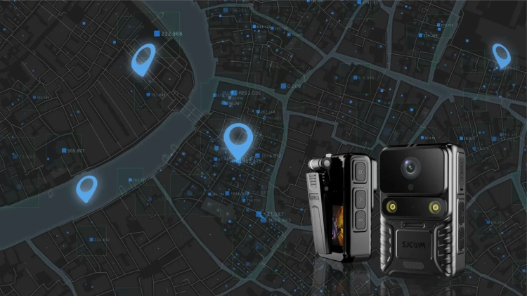 Kamera nasobna SJCAM A50 na tle mapy z zapisaną trasą GPS