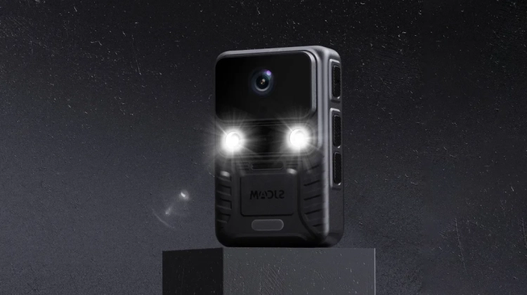 Kamera SJCAM A50 z zapalonymi lampami LED w ciemności