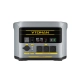 Stacja zasilania VTOMAN FlashSpeed 2400 z przodu: ekran, trzy gniazda 230 V, porty USB i DC
