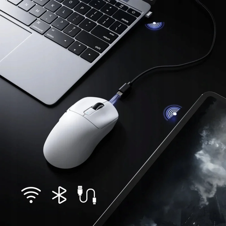 Biała Attack Shark X3 przy laptopie, symbole Wi-Fi, Bluetooth i kabla
