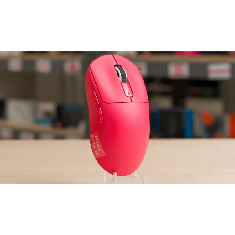 Attack Shark X3 Berry Red na stole, widok z boku