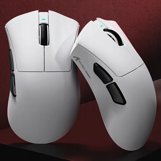 Dwie białe myszy Attack Shark V3 z góry i z boku