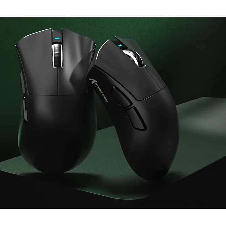 Dwie czarne myszy Attack Shark V3 na zielonym tle