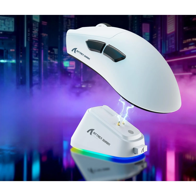 Biała Attack Shark V3 PRO na stacji ładującej