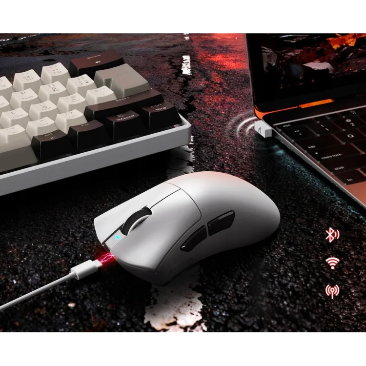 Biała Attack Shark V3 PRO przy klawiaturze