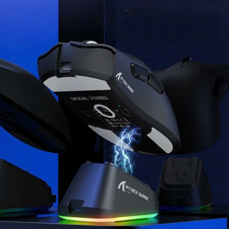 Czarna Attack Shark V3 PRO ładująca się na stacji