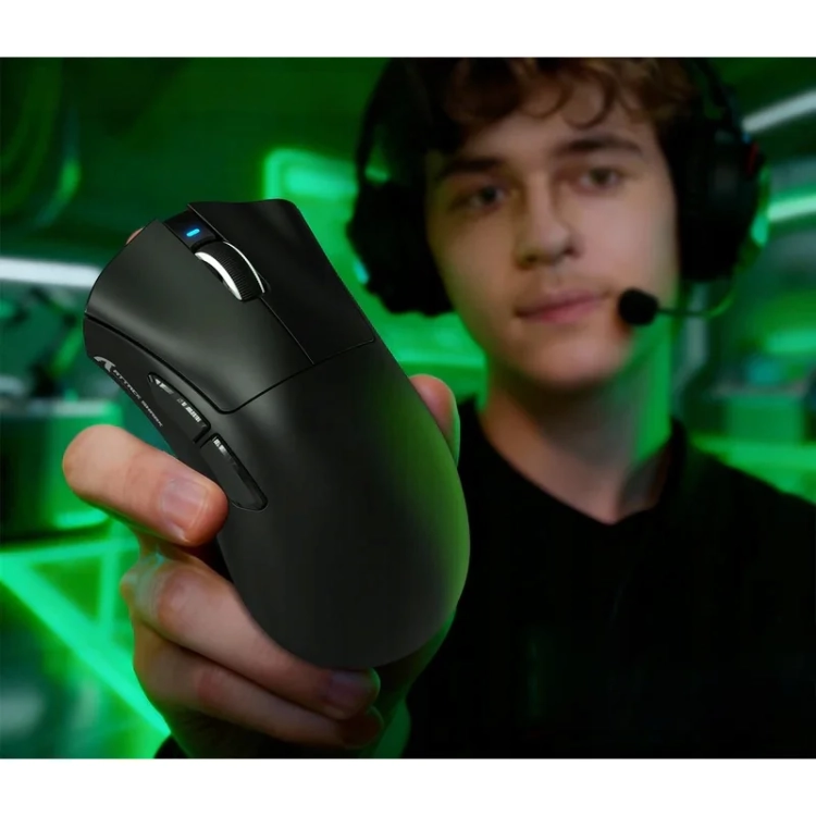 Czarna Attack Shark V3 PRO w dłoni gracza