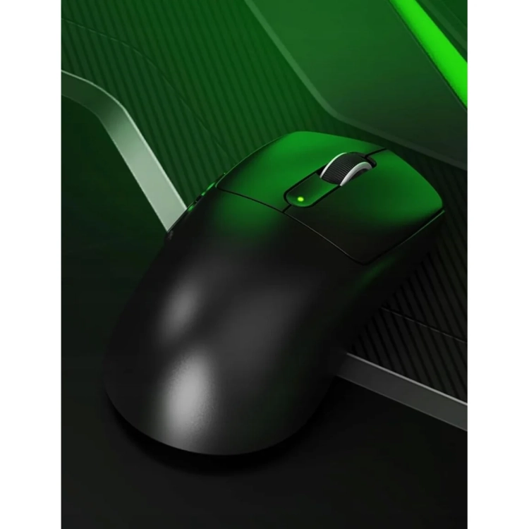 Czarna Attack Shark V5 na zielonym tle
