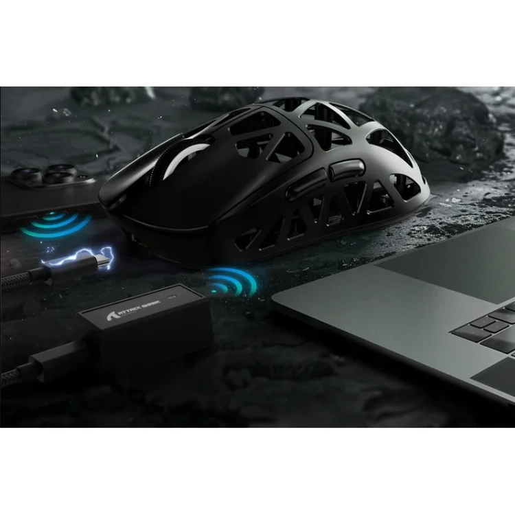 Czarna Attack Shark R2 i odbiornik 8K przy laptopie