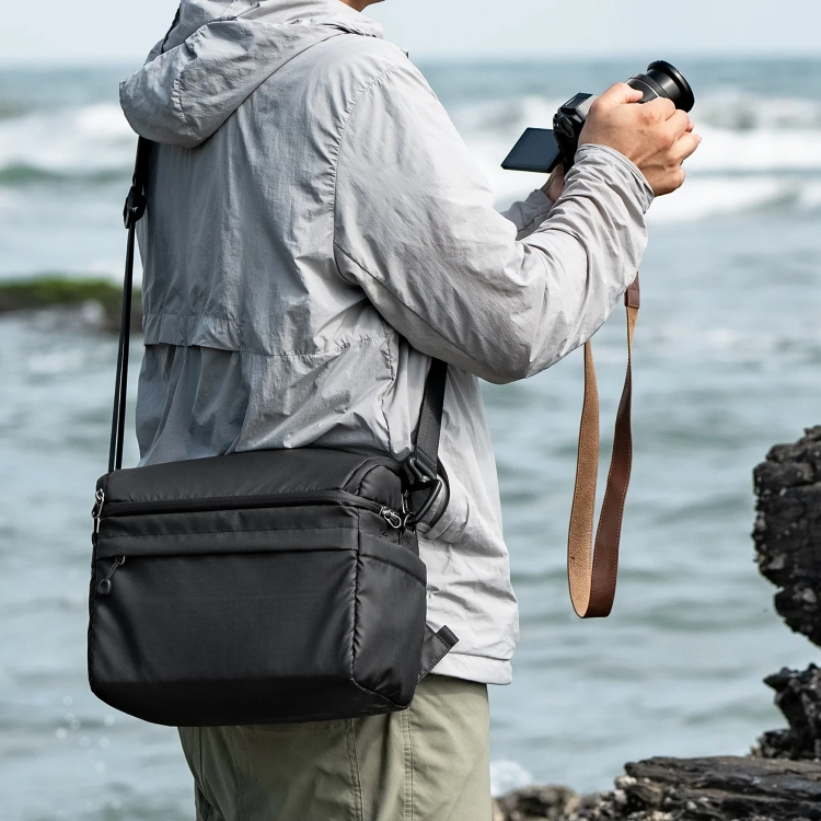 Torba K&F Concept KF13.129 złożona, na ramieniu fotografa