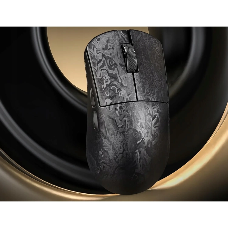 Attack Shark R11 Ultra Forged z góry na złotym tle