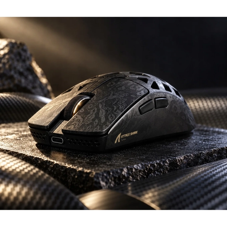 Czarna Attack Shark RS6 Ultra na podstawce z karbonu