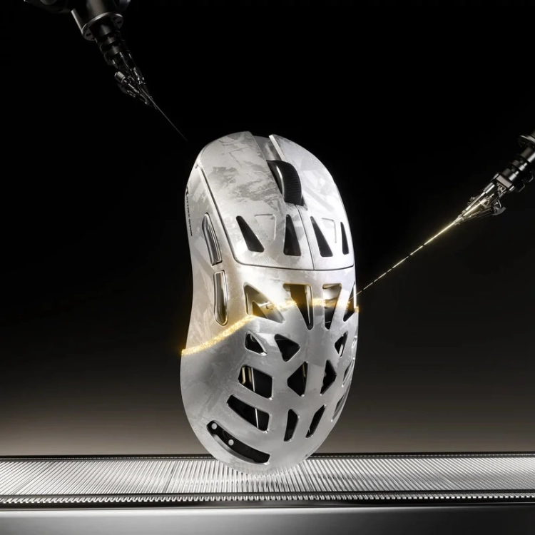 Srebrna Attack Shark RS6 Ultra w świetle lasera