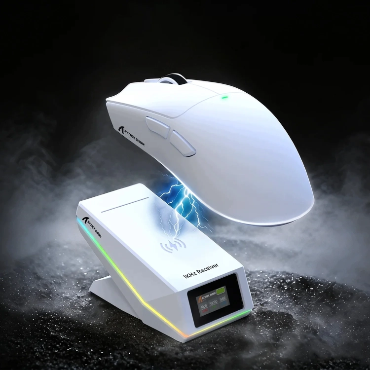 Ładowanie białej Attack Shark X11 PRO V2 na stacji