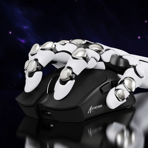 Czarna Attack Shark X11SE w dłoni robota