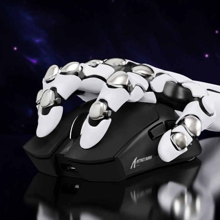 Czarna Attack Shark X11SE w dłoni robota