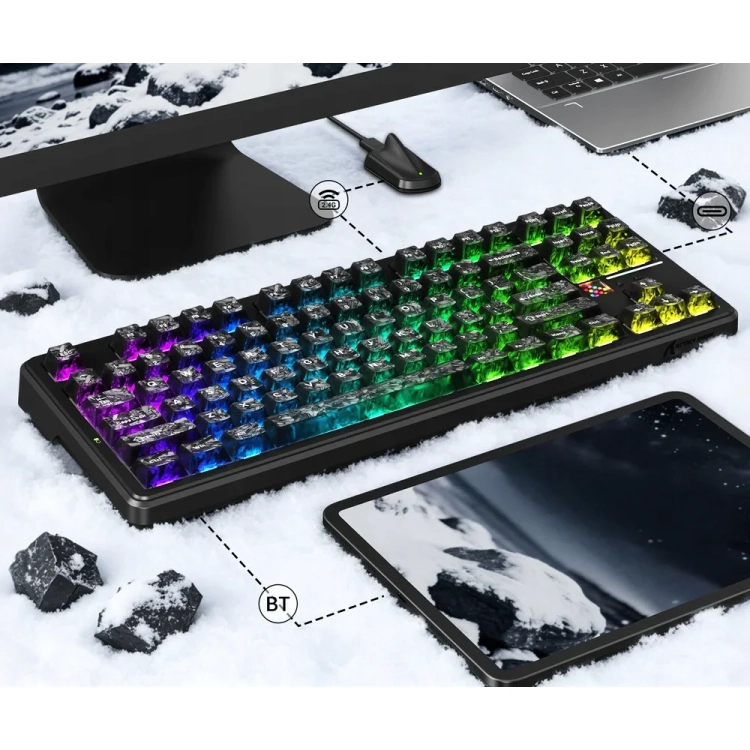 Attack Shark X87 Ultra Carbon przy laptopie i tablecie