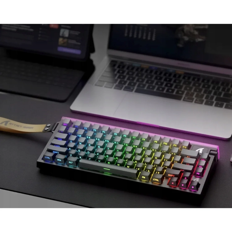 Attack Shark R85 HE Moonlight przy laptopie