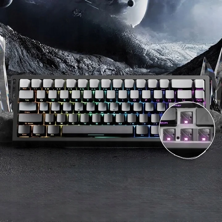 Attack Shark X68 HE Moonlight na biurku