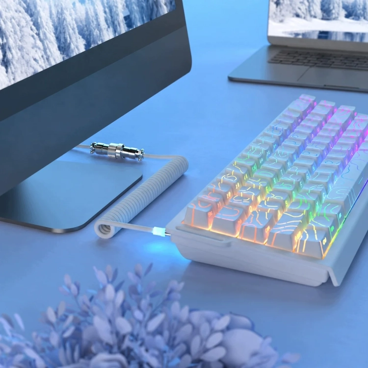 Biały C01 Ultra przy monitorze