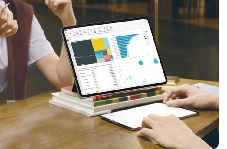 Teclast ArtPad Pro na biurku z tabelą i notatkami na ekranie 12,7 cala