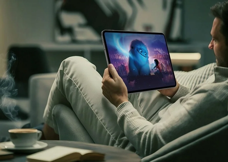 Teclast T65 z filmem na ekranie 13,4 cala podczas odpoczynku w fotelu