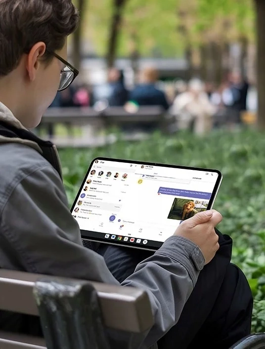 Teclast T65 z komunikatorem na ekranie, używany na ławce w parku
