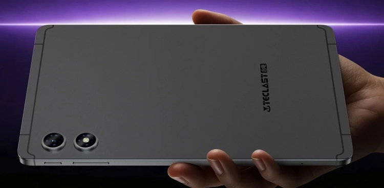 Teclast T60 Mini trzymany jedną ręką, tablet wielkości dużego czytnika