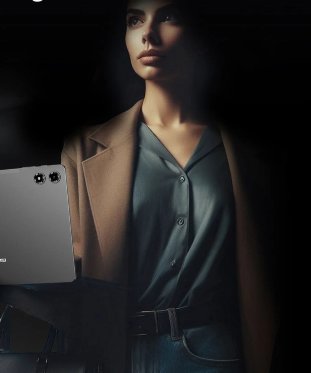 Cienki metalowy tablet Teclast T50 Plus trzymany w dłoni