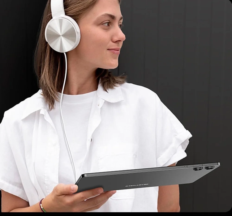 Słuchawki przewodowe podłączone do tabletu Teclast T50 Plus