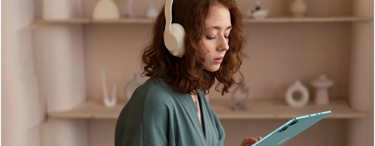 Teclast P50 w dłoni podczas słuchania muzyki na słuchawkach