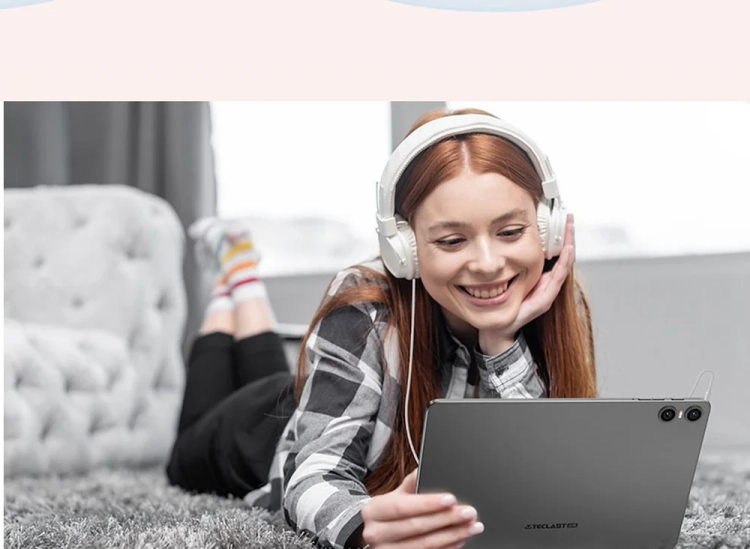 Uczennica ze słuchawkami korzysta z tabletu Teclast P30T