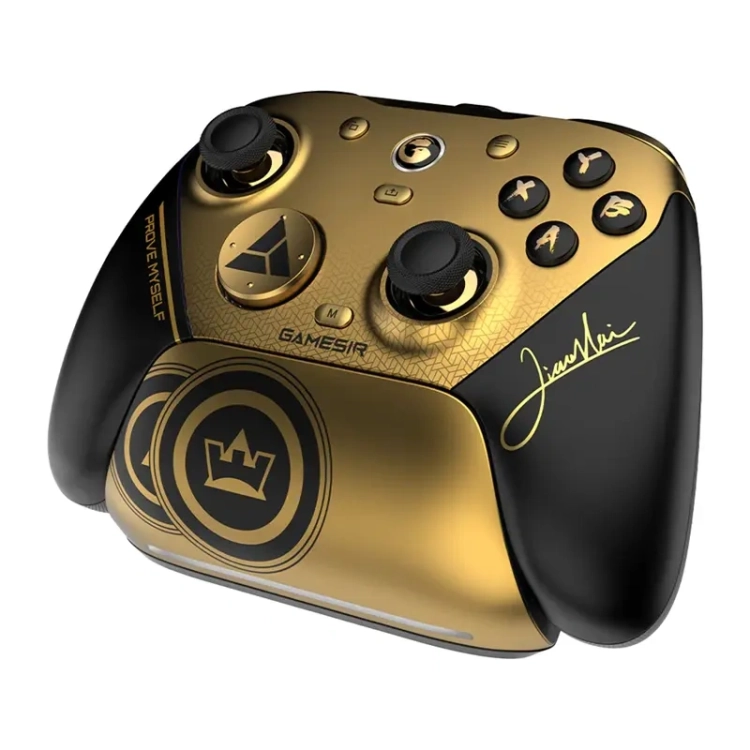 Kontroler GameSir G7 Pro 8K Champion Edition PC na stacji ładowania, widok pod kątem