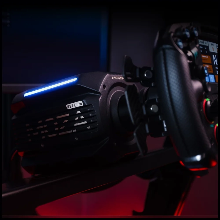 Baza MOZA R21 Ultra w kokpicie z podświetleniem RGB