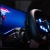 Baza MOZA R25 Ultra z kierownicą w kokpicie przed monitorem