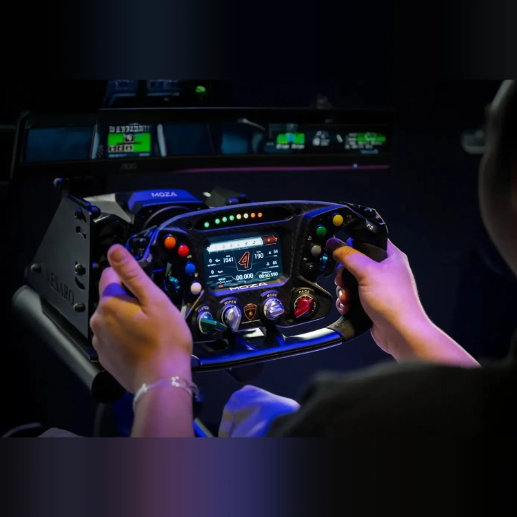 Kierowca trzyma kierownicę MOZA Lamborghini Essenza SCV12 w kokpicie