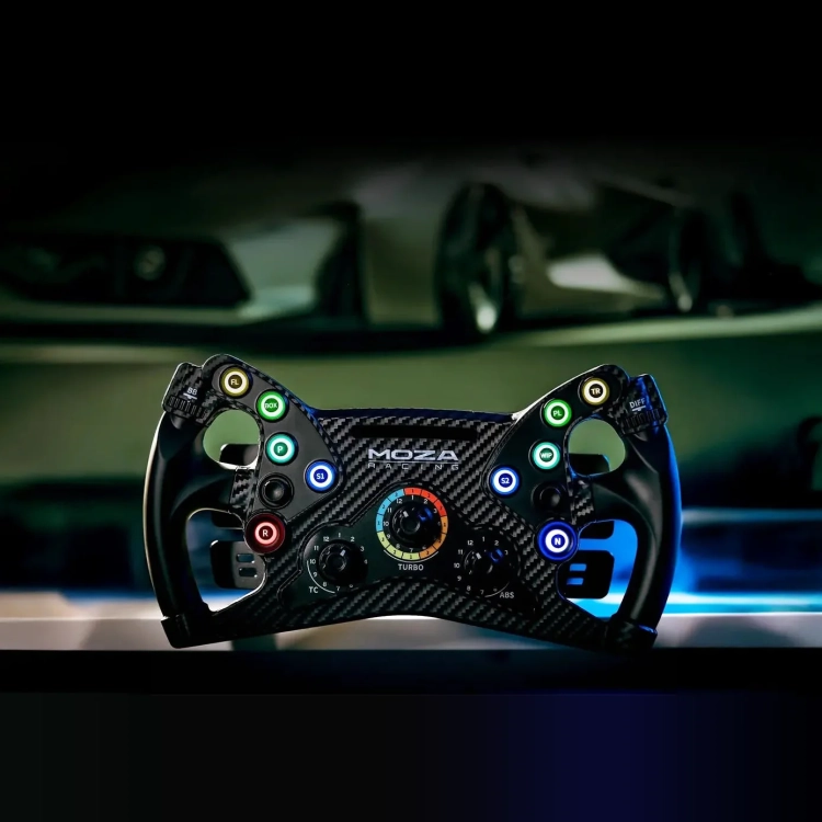 Kierownica MOZA KS z podświetlonymi przyciskami RGB na tle auta wyścigowego