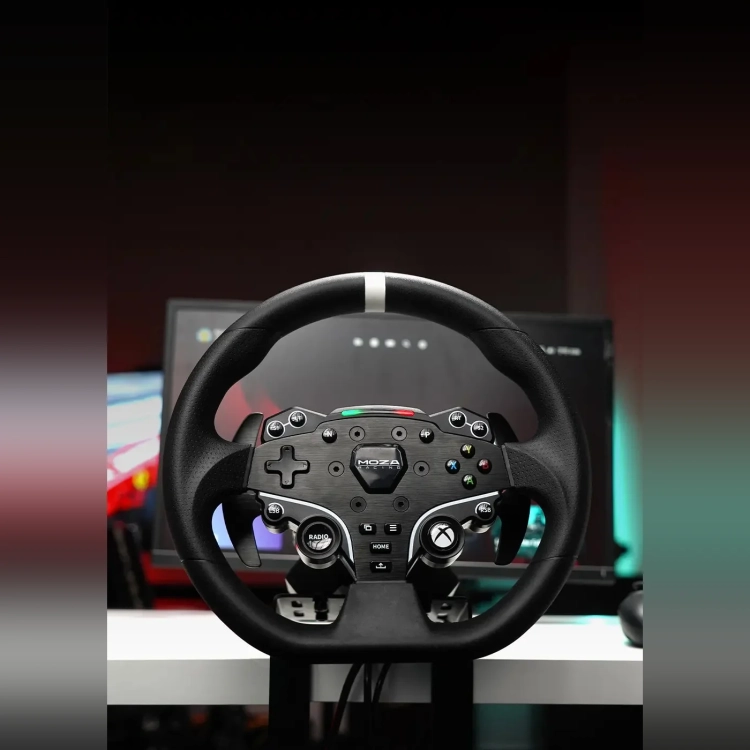 Kierownica MOZA ESX na bazie przed monitorem na stanowisku do simracingu