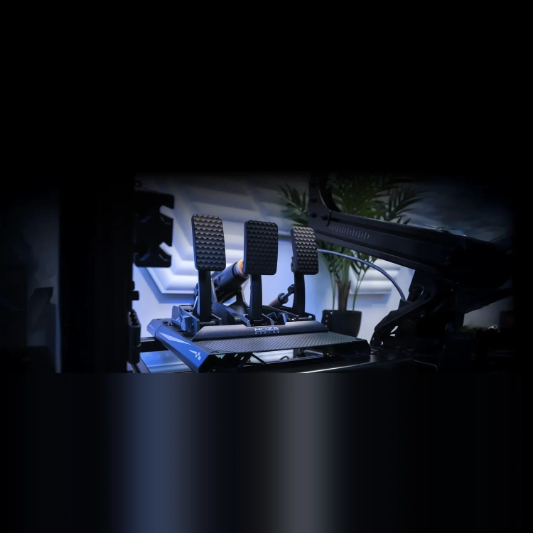 Pedał MOZA mBooster z pedałami CRP2 w kokpicie do simracingu