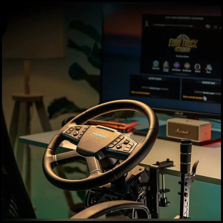 Zestaw MOZA RS071 przy biurku z grą Euro Truck Simulator 2
